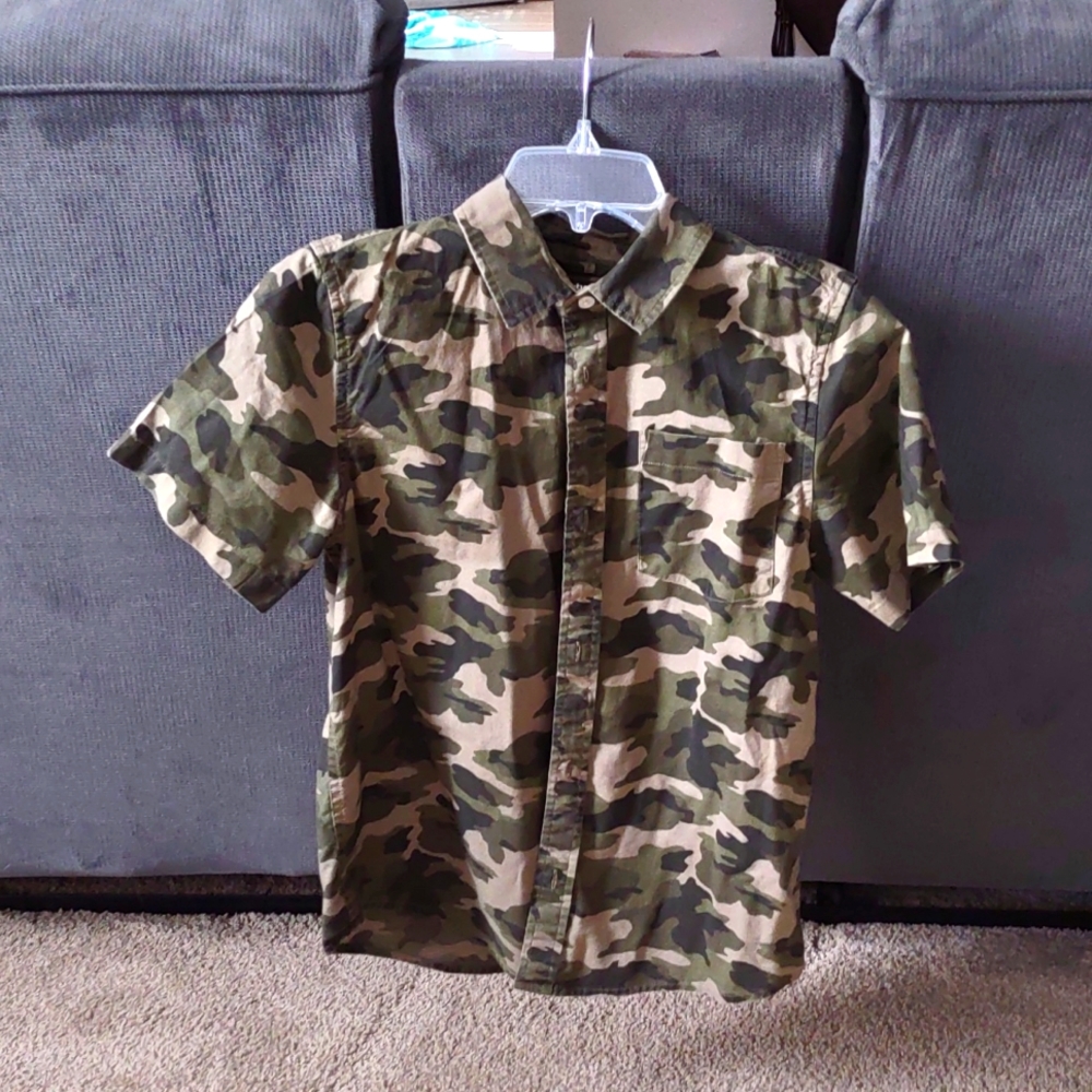 Urban Pipeline camo button up short sleeve youth shirt XL
